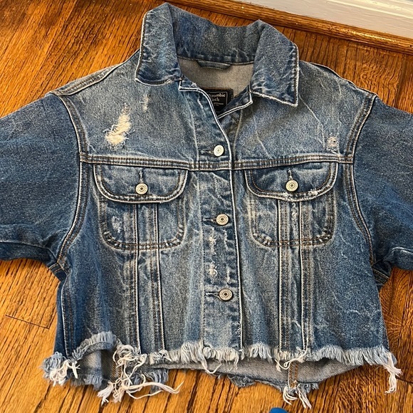 NWOT CROPPED ABERCROMBIE AND FITCH CROP JEAN JACKET - SIZE XS - Picture 3 of 8